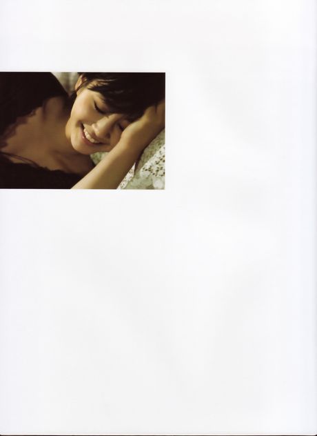 アジア人の女の子、堀北真希が帽子とロングコートを着て裸になる