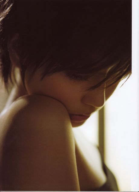 アジア人の女の子、堀北真希が帽子とロングコートを着て裸になる