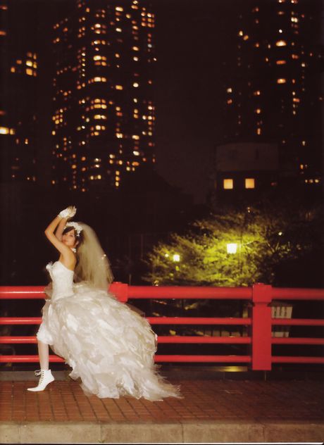 アジア人の女の子、堀北真希が帽子とロングコートを着て裸になる