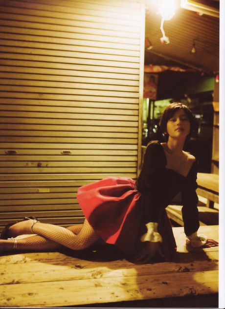 アジア人の女の子、堀北真希が帽子とロングコートを着て裸になる