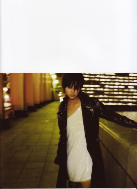 アジア人の女の子、堀北真希が帽子とロングコートを着て裸になる