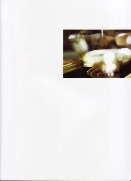 アジア人の女の子、堀北真希が帽子とロングコートを着て裸になる