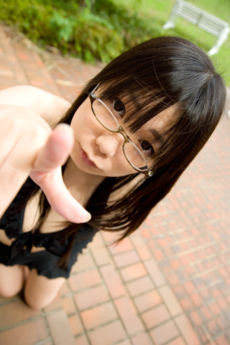 戴眼鏡的亞洲女孩 Namachoko 脫衣露出大胸部和光頭陰部