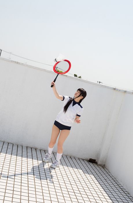 Dejlig japansk covergirl Eri Sasaki demonstrerer sine små bryster og poserer i hvide strømper