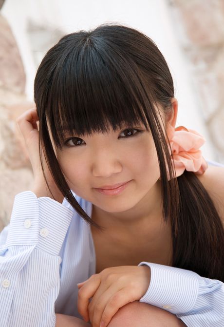 アジアの美女ひよりが服を脱いで大きな胸とお尻を披露