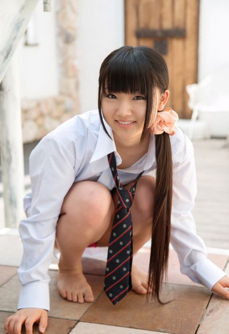 アジアの美女ひよりが服を脱いで大きな胸とお尻を披露