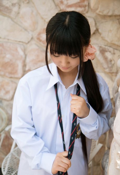 アジアの美女ひよりが服を脱いで大きな胸とお尻を披露