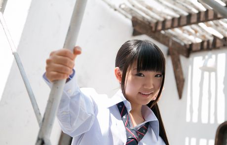 アジアの美女ひよりが服を脱いで大きな胸とお尻を披露