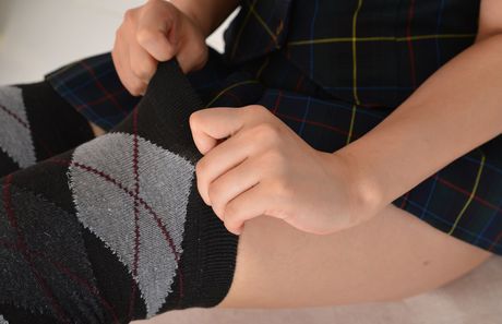 亞洲女學生川村繪裡奈脫光衣服，只剩絲襪擺姿勢