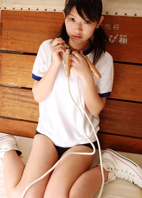 素敵な日本の美女、木嶋のりこがソロで小さな胸とお尻を披露