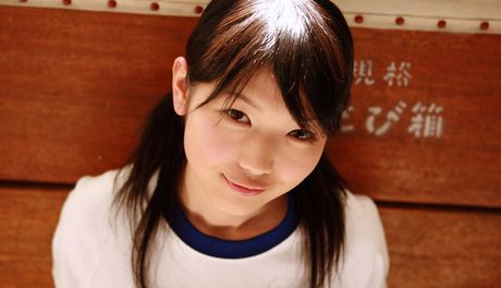 素敵な日本の美女、木嶋のりこがソロで小さな胸とお尻を披露