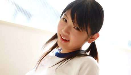 素敵な日本の美女、木嶋のりこがソロで小さな胸とお尻を披露