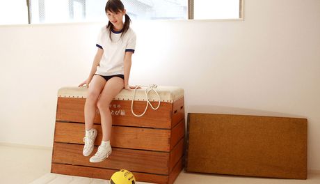 素敵な日本の美女、木嶋のりこがソロで小さな胸とお尻を披露