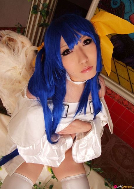 アジアのキュートなアヤカがセクシーな白いストッキングを披露