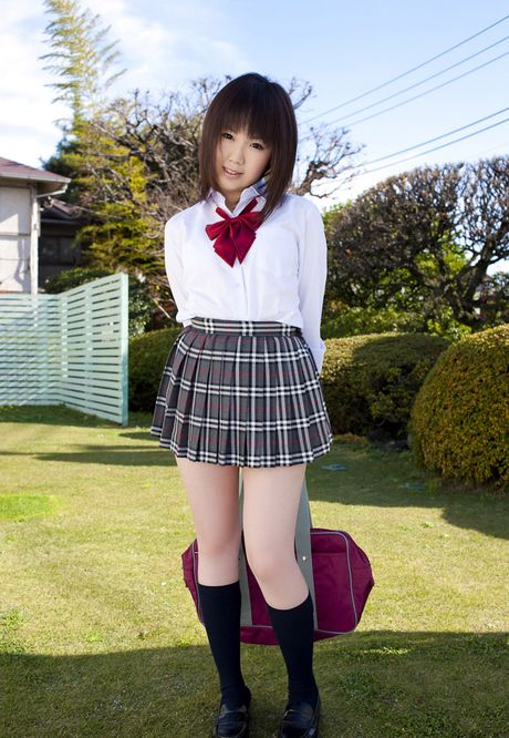 女學生川村由美 (Yumi Kawamura) 在戶外炫耀她的巨乳和裸體身材