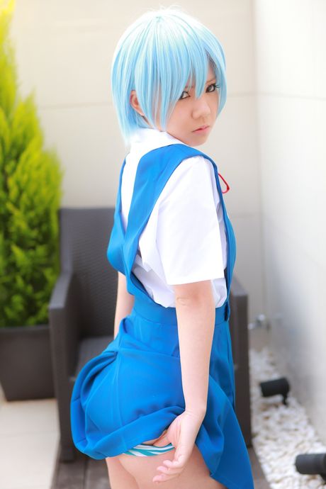 亞洲女學生 Mana Tanaka 脫光衣服只剩下襪子，展現她火辣的身材