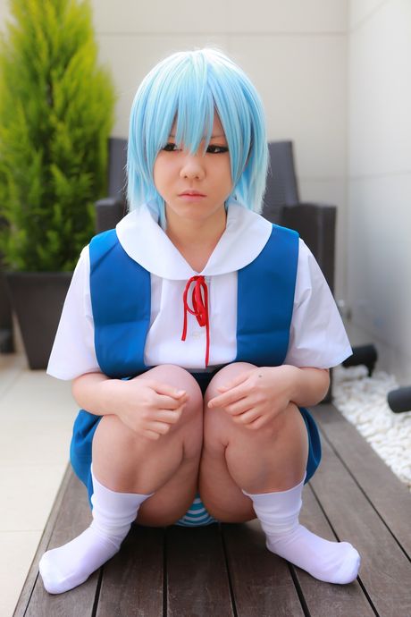 亞洲女學生 Mana Tanaka 脫光衣服只剩下襪子，展現她火辣的身材