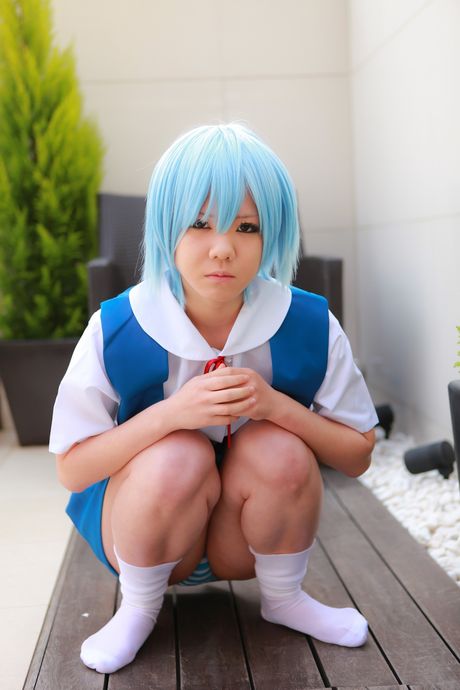 亞洲女學生 Mana Tanaka 脫光衣服只剩下襪子，展現她火辣的身材