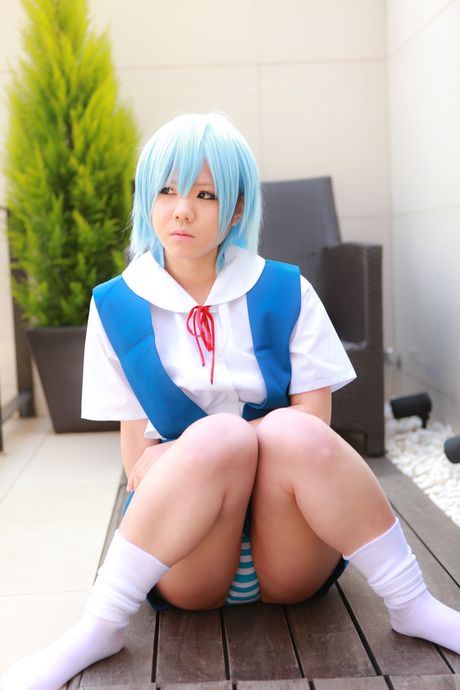 亞洲女學生 Mana Tanaka 脫光衣服只剩下襪子，展現她火辣的身材