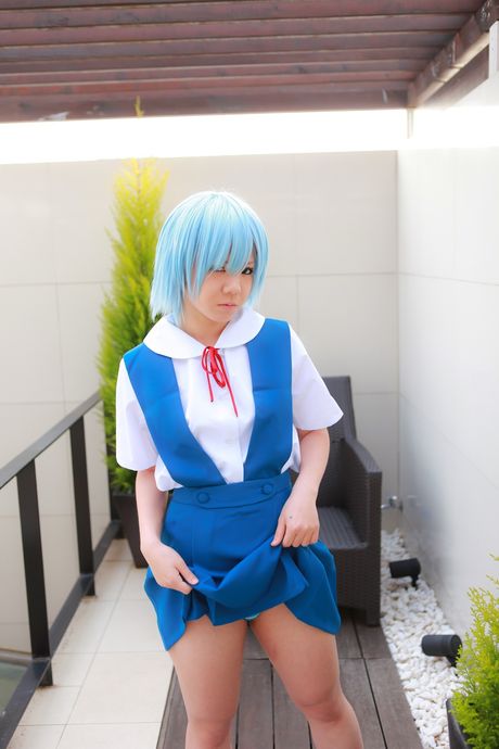 亞洲女學生 Mana Tanaka 脫光衣服只剩下襪子，展現她火辣的身材