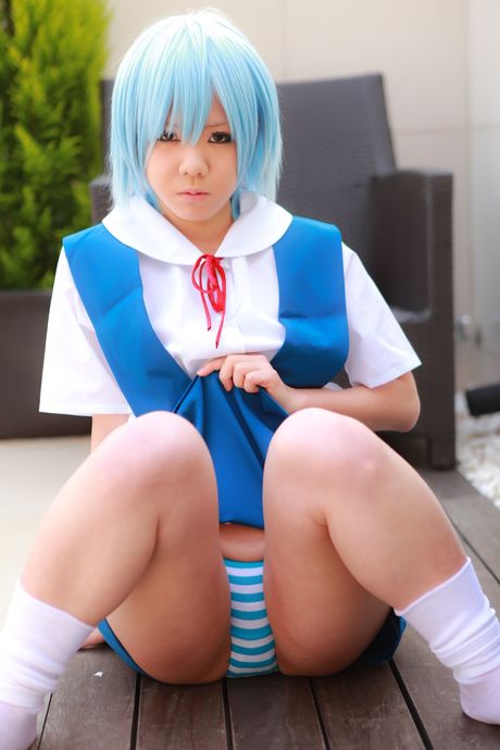 亞洲女學生 Mana Tanaka 脫光衣服只剩下襪子，展現她火辣的身材