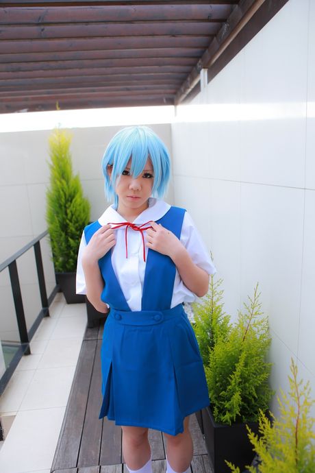 亞洲女學生 Mana Tanaka 脫光衣服只剩下襪子，展現她火辣的身材