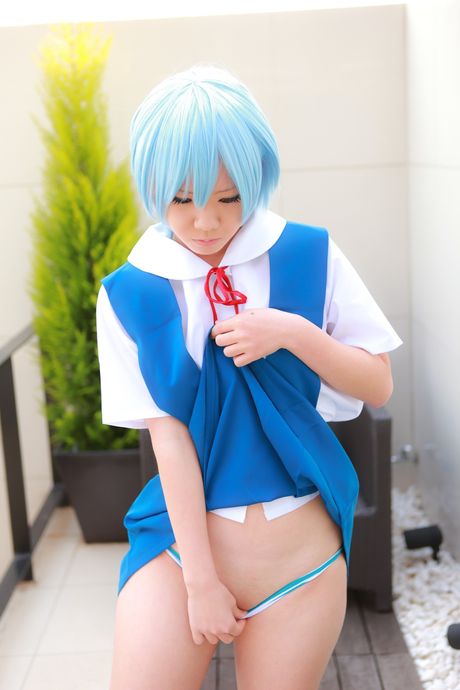 亞洲女學生 Mana Tanaka 脫光衣服只剩下襪子，展現她火辣的身材