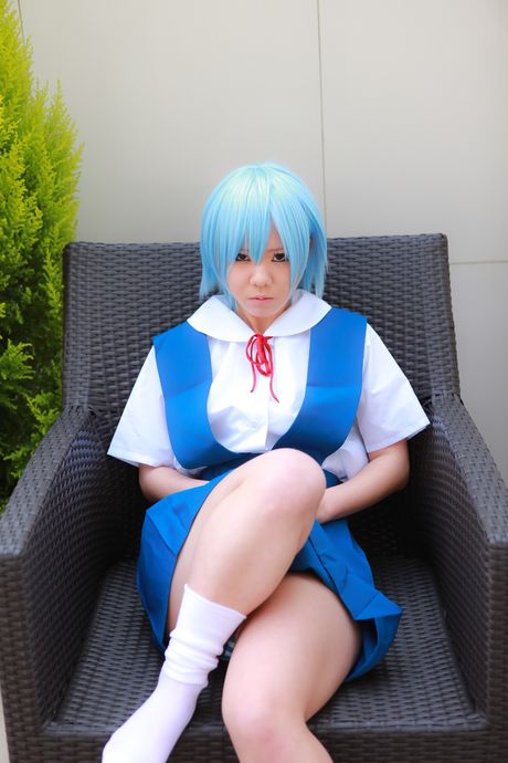 亞洲女學生 Mana Tanaka 脫光衣服只剩下襪子，展現她火辣的身材