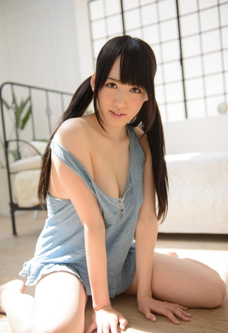 Asian babe Arisa removes her clothes and displays her big booty in a solo