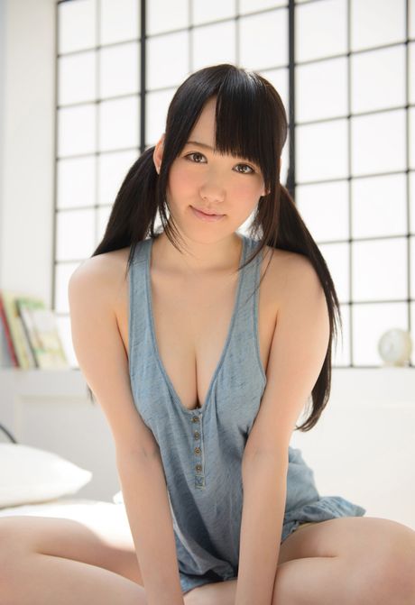 Asian babe Arisa removes her clothes and displays her big booty in a solo