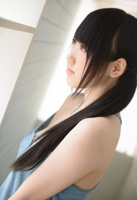 Asian babe Arisa removes her clothes and displays her big booty in a solo