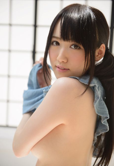 Asian babe Arisa removes her clothes and displays her big booty in a solo