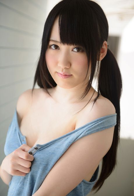 Asian babe Arisa removes her clothes and displays her big booty in a solo