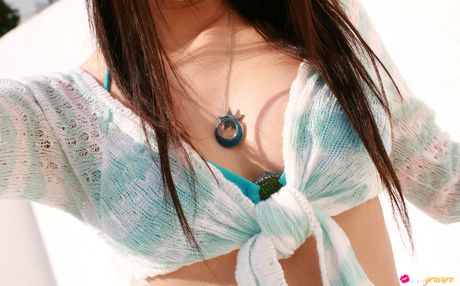 Asiatisk teenager Yoshiko Suenaga viser sine små bryster og poserer solo