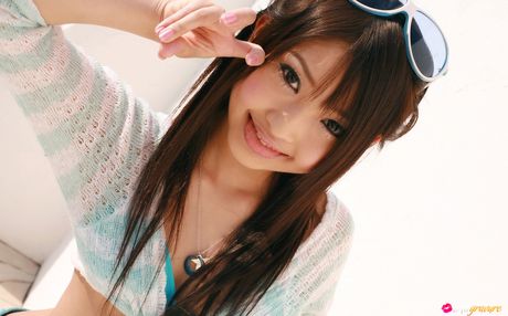 亞洲青少年 Yoshiko Suenaga 展示她的小乳房並擺出獨奏姿勢