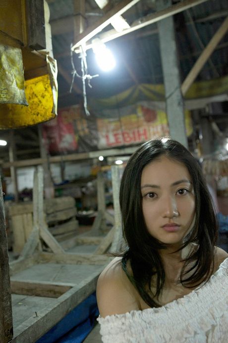 Asian covergirl Saaya exhibits her nice tits and displays her bare flesh in the backyard