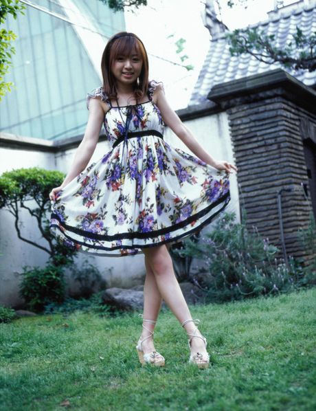 亞洲女孩 Konno Asami 展示她嬌小的乳房並獨自擺姿勢