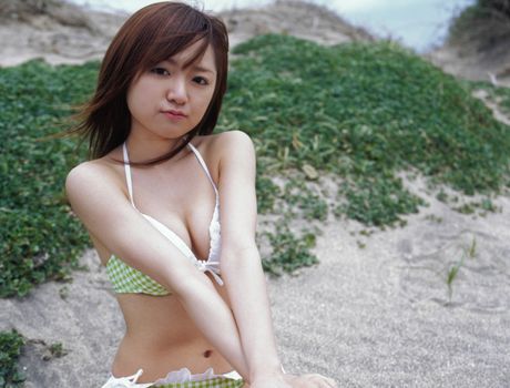 亞洲女孩 Konno Asami 展示她嬌小的乳房並獨自擺姿勢