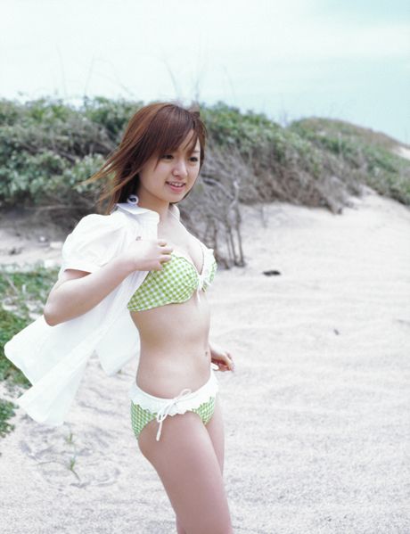 亞洲女孩 Konno Asami 展示她嬌小的乳房並獨自擺姿勢