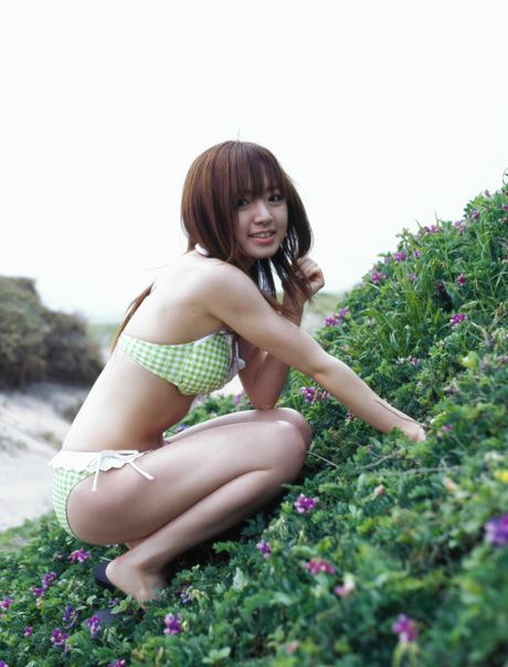 亞洲女孩 Konno Asami 展示她嬌小的乳房並獨自擺姿勢