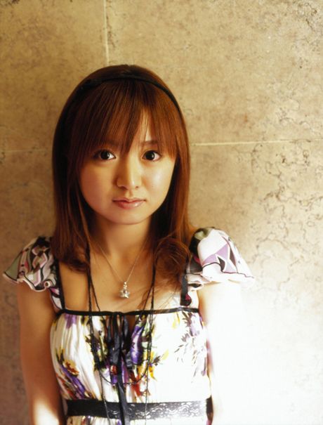 亞洲女孩 Konno Asami 展示她嬌小的乳房並獨自擺姿勢