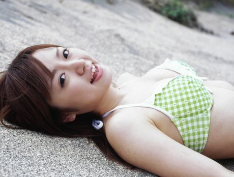 亞洲女孩 Konno Asami 展示她嬌小的乳房並獨自擺姿勢