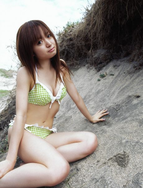 亞洲女孩 Konno Asami 展示她嬌小的乳房並獨自擺姿勢