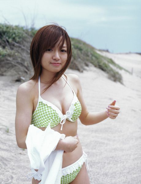 亞洲女孩 Konno Asami 展示她嬌小的乳房並獨自擺姿勢