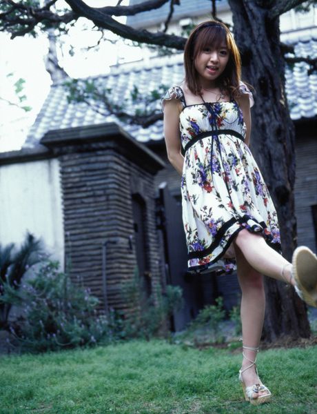 亞洲女孩 Konno Asami 展示她嬌小的乳房並獨自擺姿勢