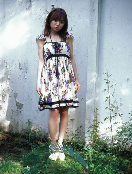 亞洲女孩 Konno Asami 展示她嬌小的乳房並獨自擺姿勢