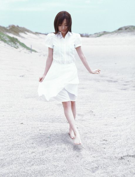 亞洲女孩 Konno Asami 展示她嬌小的乳房並獨自擺姿勢