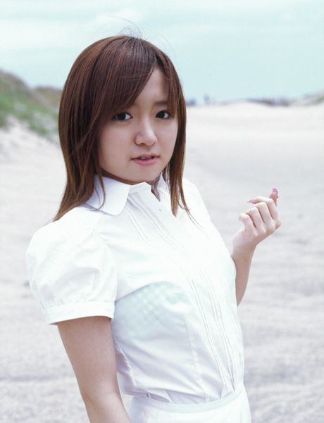 亞洲女孩 Konno Asami 展示她嬌小的乳房並獨自擺姿勢