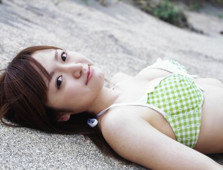 亞洲女孩 Konno Asami 展示她嬌小的乳房並獨自擺姿勢