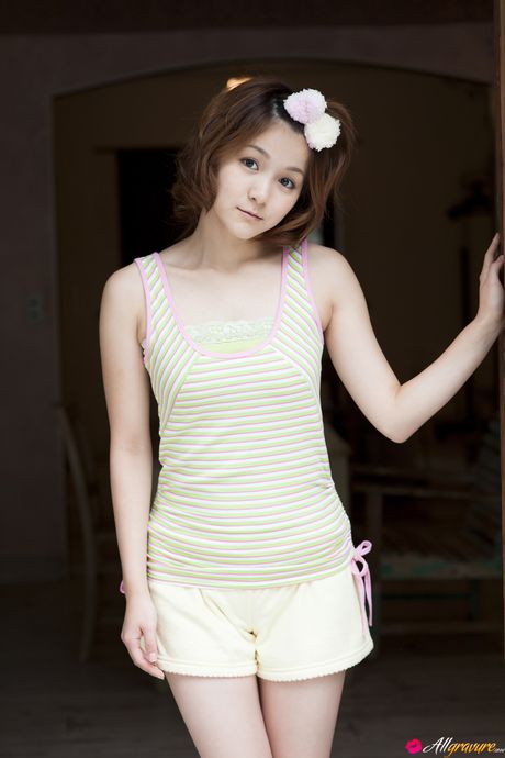 Asiatisk pige Aiko Fujimori viser sine flade bryster frem og poserer solo